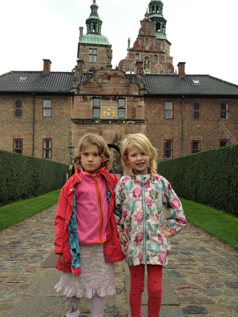 Mona og Malou ved Rosenborg Slot